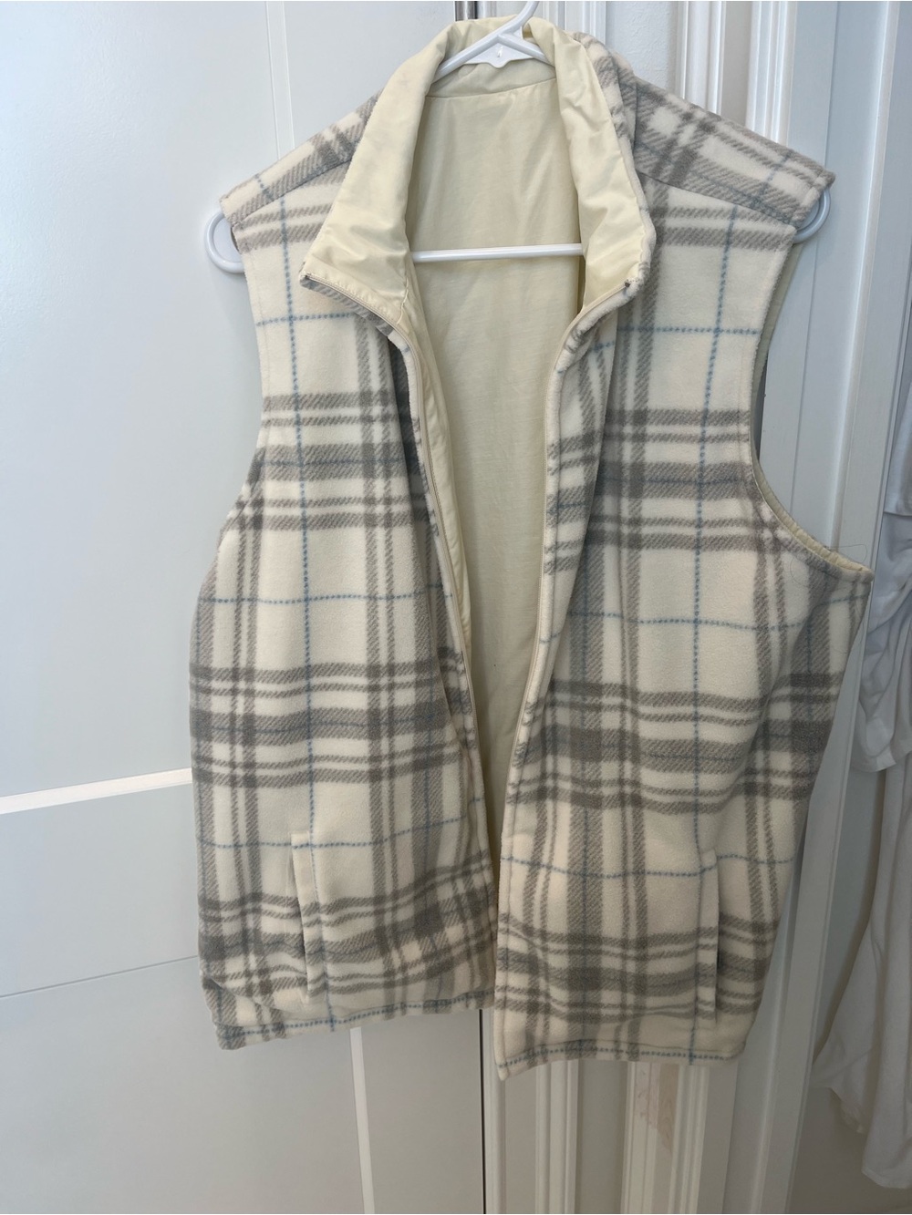 Ralph Lauren Cream Quilted Vest with Plaid Fleece Lining - Picture 6 of 7